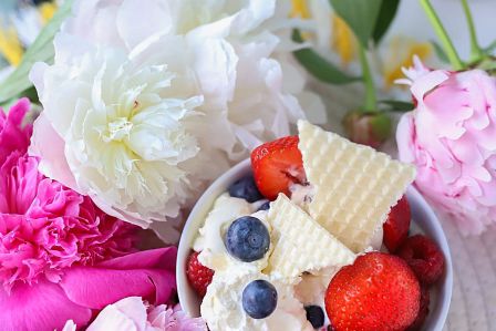 deser lody bakaliowe z truskawkami, malinami i borówkami oraz waflami andrutowymi