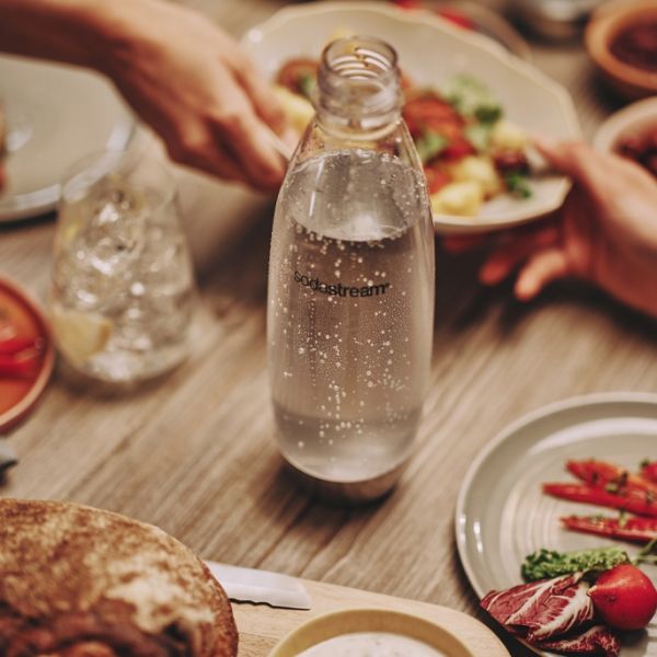 stół z jedzeniem i butelką sodastream