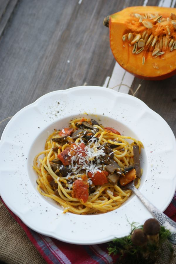 Spaghetti z grzybami i pieczoną dynią