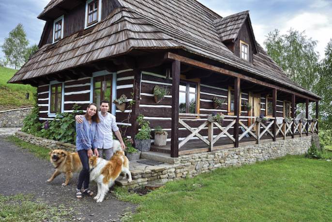 Ewa i Maciej z psami z adopcji Albertem i Miśkiem. W domu mieszka też kot Myszka, a pod płot podchodzą sarny, jelenie, zające i żubry.