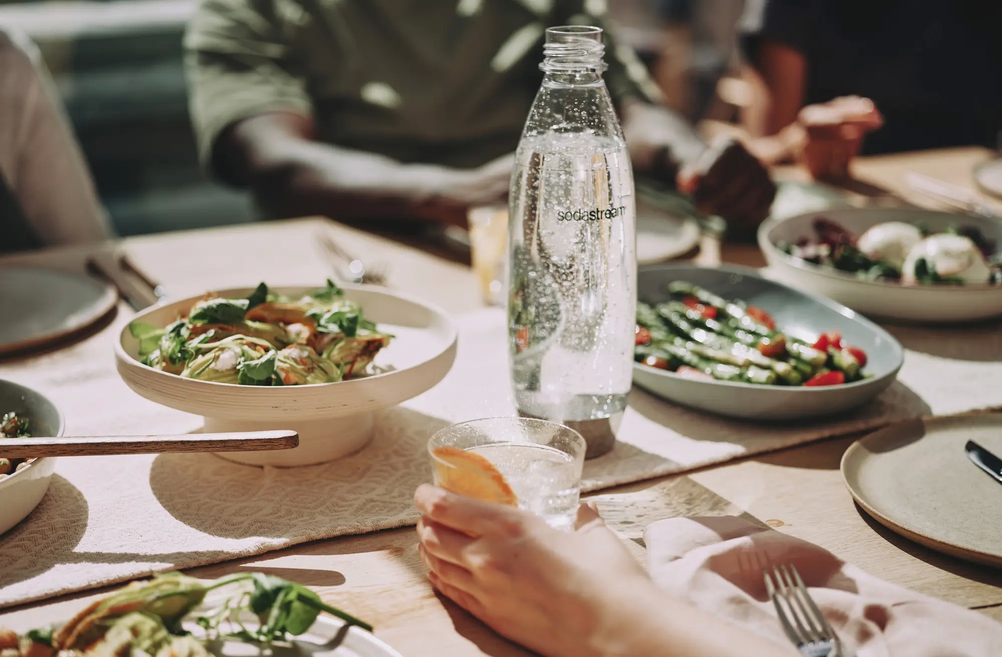 stół z przekąskami i wodą gazowaną w butelce sodastream